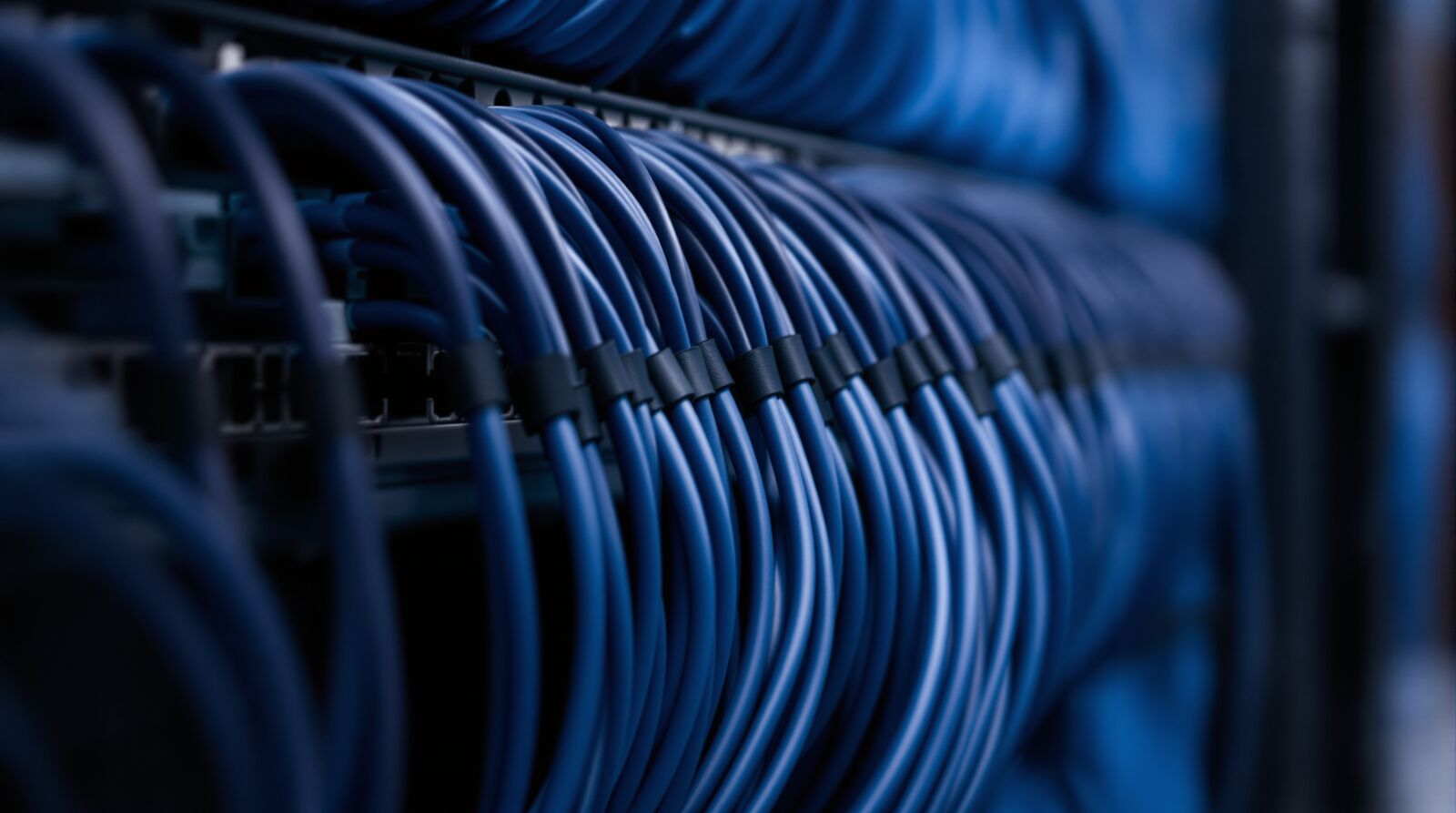 Combed patch-cable bundles dressed into a patch panel